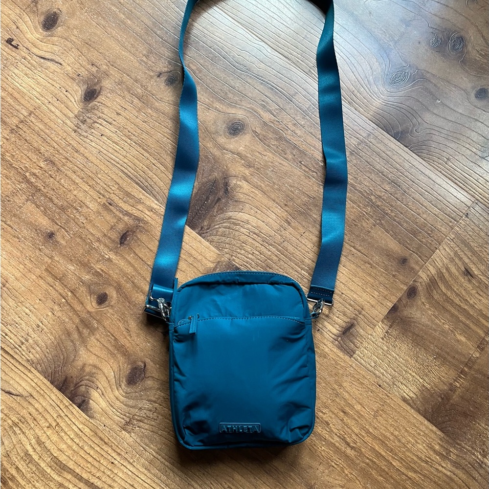 ATHLETA ALL ABOUT VERTICAL CROSSBODY BAG- COASTAL TEAL